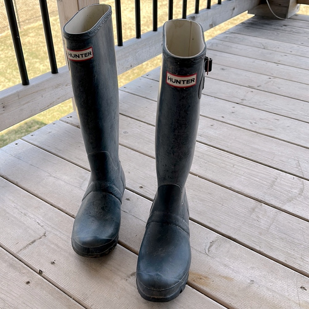 Hunter rain boots size 6. Distressed blue